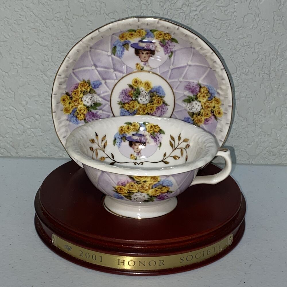 VTG AVON Honor Society 2001 Commemorative Teacup & Saucer w/Wood Display In Box